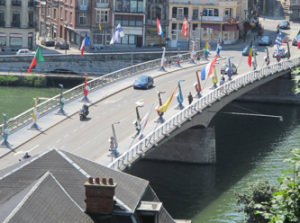 Overzicht van de brug met de grote Saxofoons.